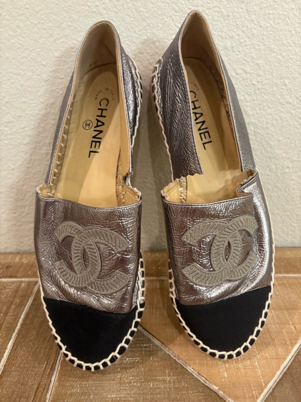 CHANEL Metallic Silver and Black Espadrille Flats with CC Logo Size 41 RARE HTF